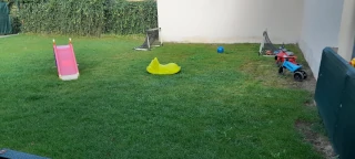 Fotka z zahrady kde si hrají deti z detské skupiny